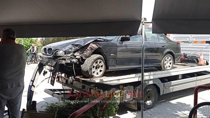 Τροχαίο ατύχημα με υλικές ζημιές σε όχημα και κατάστημα στην οδό Τρικάλων στην Καρδίτσα σημειώθηκε νωρίς το μεσημέρι του Σαββάτου 6 Μαΐου.  Σύμφωνα με τις πληροφορίες του KarditsaLive.Net, όχημα που κινούνταν στην οδό Στρ. Παπάγου κάθετα στην οδό Τρικάλων λίγο πριν τη 1.30 μ.μ πέρασε στην απέναντι πλευρά με ταχύτητα και “καρφώθηκε” στη βιτρίνα καταστήματος επί της οδού Τρικάλων.  Από μεγάλη τύχη δεν προσέκρουσε ούτε σε άλλο όχημα επί της οδού Τρικάλων αλλά και σε πολίτες που βρισκόταν στα καταστήματα δίπλα 