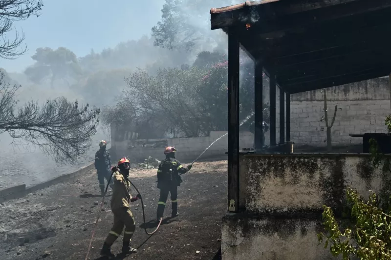 Βελτιωμένη η εικόνα της φωτιάς στο Κορωπί: Ζημιές σε σπίτια – Εκκενώθηκαν περιοχές
