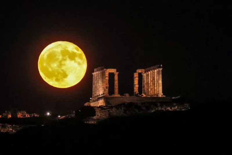 Φωτίστηκε ο ουρανός από την αυγουστιάτικη πανσέληνο – Φωτογραφίες