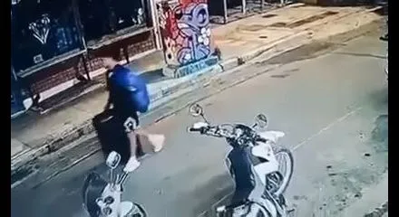 Κυψέλη: Νέα εικόνα-ντοκουμέντο με τον Αφγανό να μεταφέρει τη 38χρονη στη βαλίτσα Κυψέλη: Νέα εικόνα-ντοκουμέντο με τον Αφγανό να μεταφέρει τη 38χρονη στη βαλίτσα