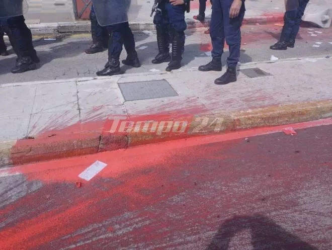 Πάτρα: Επεισόδια σημειώνονται αυτήν την ώρα στην πορεία για τα Τέμπη