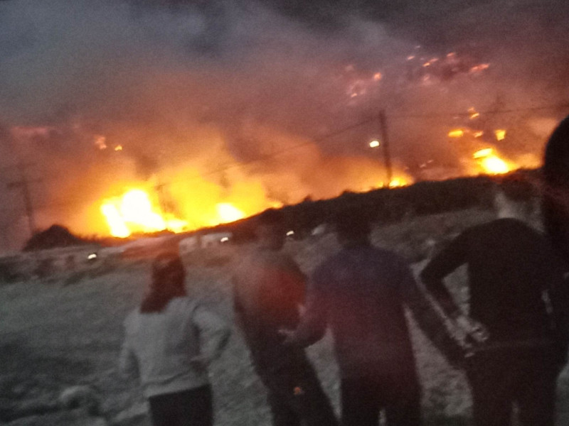 Η φωτιά εκδηλώθηκε για άγνωστο μέχρι στιγμής λόγο σε γεωργική έκταση.  Στο σημείο έχουν σπεύσει δυνάμεις της Πυροσβεστικής Υπηρεσίας με 11 οχήματα συνολικά και 25 Πυροσβέστες από την Κίσσαμο, τα Χανιά, την Κάντανο και τον Καμπανό, ενώ συνδράμει και υδροφόρα του Δήμου  Η πυροσβεστική δίνει μάχη ώστε να μπορέσει να περιορίσει την εστία της πυρκαγιάς καθώς στην περιοχή πνέουν ισχυροί άνεμοι, ενώ σύμφωνα με τα μέχρι στιγμής στοιχεία δεν κινδυνεύουν κατοικίες.