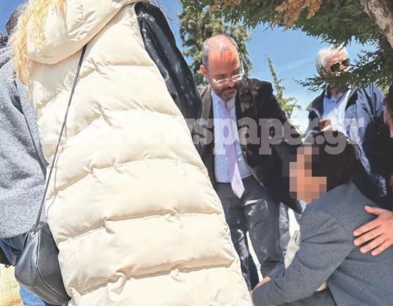 Βόλος: Bουλευτής σώζει ηλικιωμένη που κατέρρευσε στον Επιτάφιο