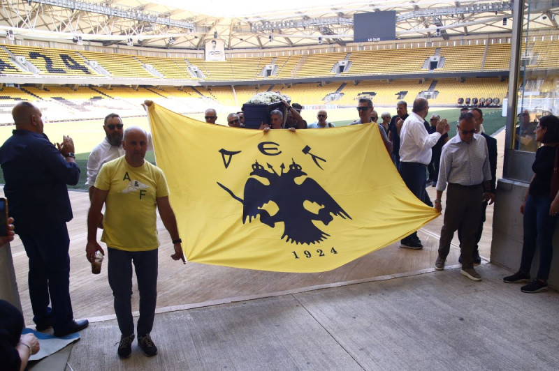 Συγκίνηση στην OPAP Arena για το τελευταίο «αντίο» στον Χατζηχρήστο Συγκίνηση στην OPAP Arena για το τελευταίο «αντίο» στον Χατζηχρήστο