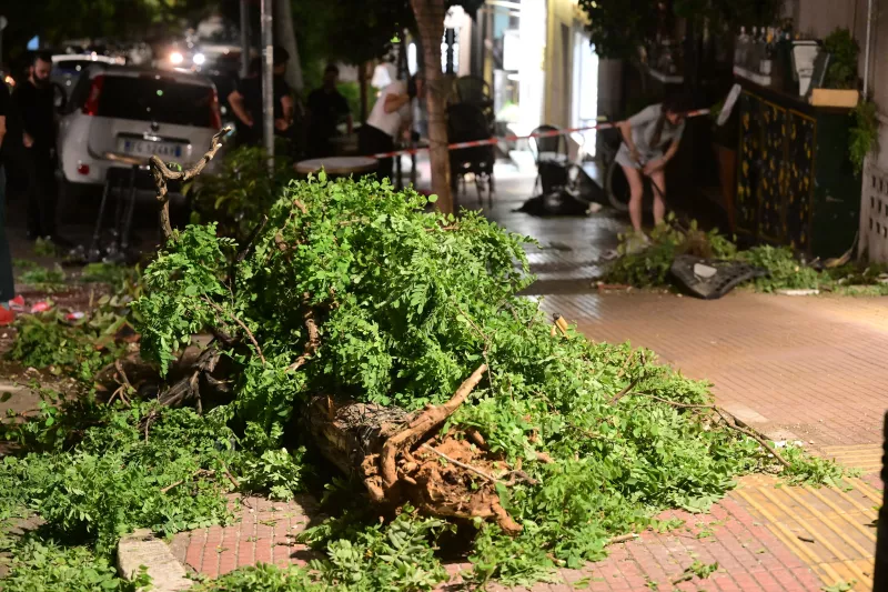 Κολωνάκι: Αυτοκίνητο έπεσε σε κατάστημα εστίασης – Τουλάχιστον 12 τραυματίες