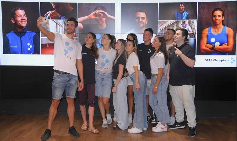 Μάλιστα, μετά την επίσκεψή τους στα κεντρικά γραφεία του ΟΠΑΠ, οι ΟΠΑΠ Champions είχαν την ευκαιρία να απολαύσουν από κοντά τον αγώνα της Εθνικής Ομάδας μπάσκετ απέναντι στη Δομινικανή Δημοκρατία στο Στάδιο Ειρήνης και Φιλίας και να ευχηθούν καλή επιτυχία στη γαλανόλευκη, η οποία, με τη στήριξη όλων, τα κατάφερε και προκρίθηκε στο Παρίσι.