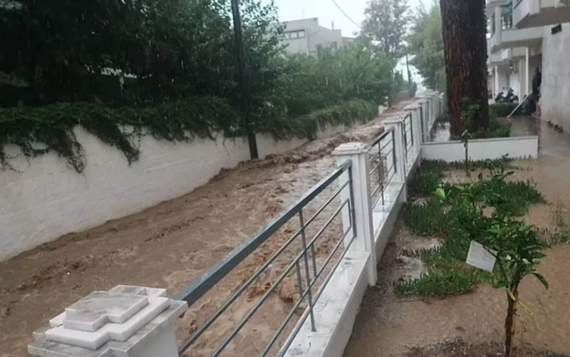 Τουρίστες που «εγκλωβίστηκαν» στη Σκιάθο