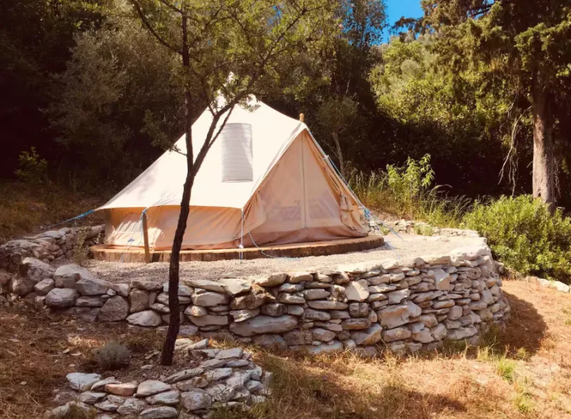 Και σκηνές στο Airbnb: Νέα τάση που κερδίζει συνεχώς υποστηρικτές Και σκηνές στο Airbnb: Νέα τάση που κερδίζει συνεχώς υποστηρικτές