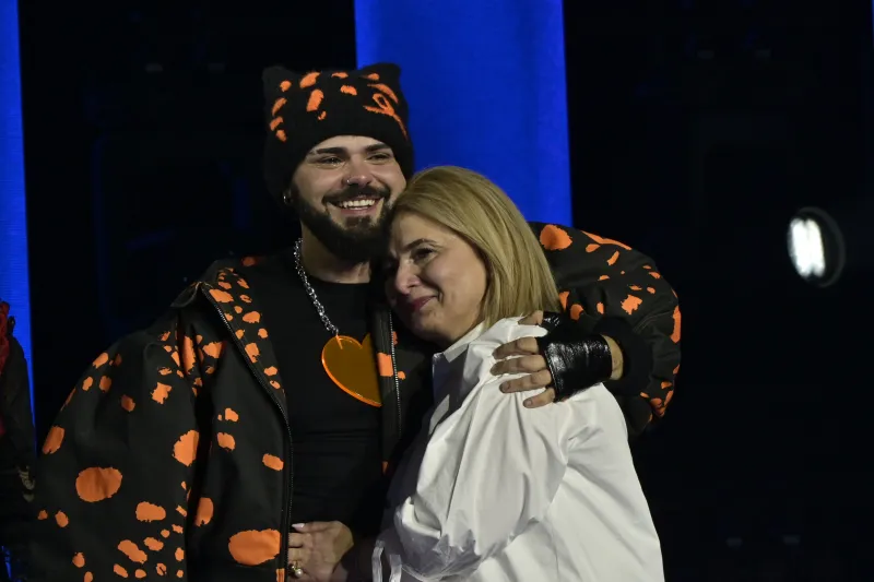 Ο καλλιτέχνης με τη μητέρα του 