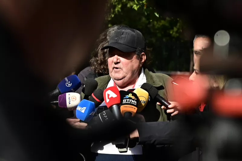 Ανεστίδης έξω από Μαξίμου