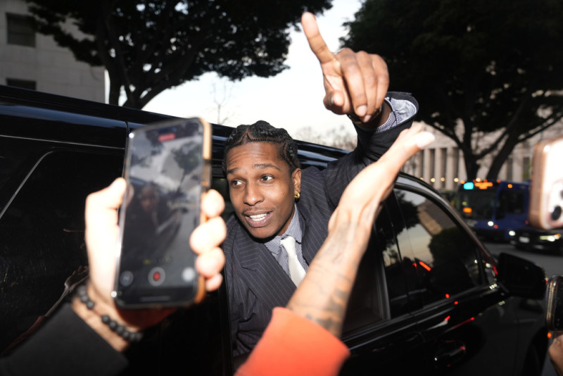 Ο A$AP Rocky ενώ έφευγε από το δικαστήριο, αφού κρίθηκε αθώος στη δίκη του την Τρίτη, 18 Φεβρουαρίου 2025, στο Λος Άντζελες