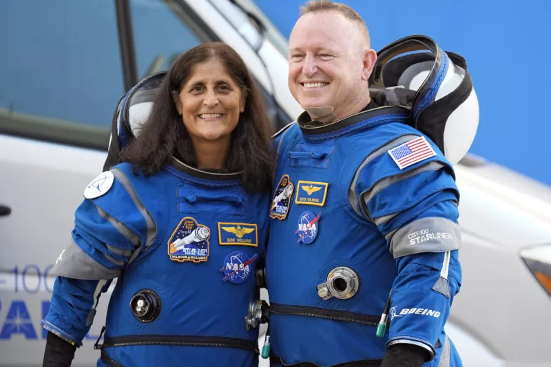 Οι αστροναύτες της NASA, Σούνι Ουίλιαμς και Μπουτς Γουίλμορ στέκονται μαζί για μια φωτογραφία στην εξέδρα εκτόξευσης στο Space Launch Complex 41,την Τετάρτη, 5 Ιουνίου 2024, στο Cape Canaveral της Φλόριντα, για την αποβίβασή τους με την κάψουλα Boeing Starliner για τον διεθνή διαστημικό σταθμό