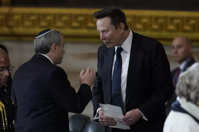 Ο Έλον Μασκ φτάνει πριν από την 60η Προεδρική Ορκωμοσία στη Ροτόντα του Καπιτωλίου των ΗΠΑ στην Ουάσιγκτον