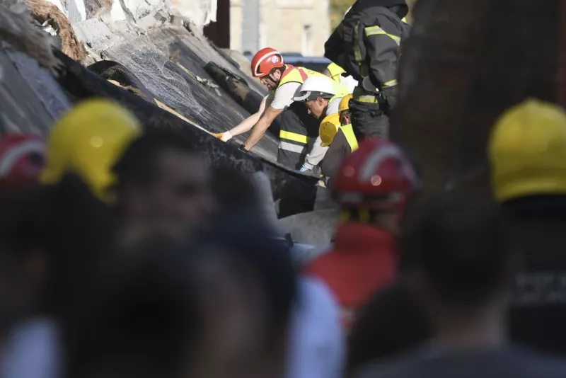 Τα σωστικά συνεργεία αναζητούν θύματα μετά την κατάρρευση εξωτερικής στέγης σε σιδηροδρομικό σταθμό στο Νόβι Σαντ, Σερβία, Παρασκευή, 1 Νοεμβρίου 2024