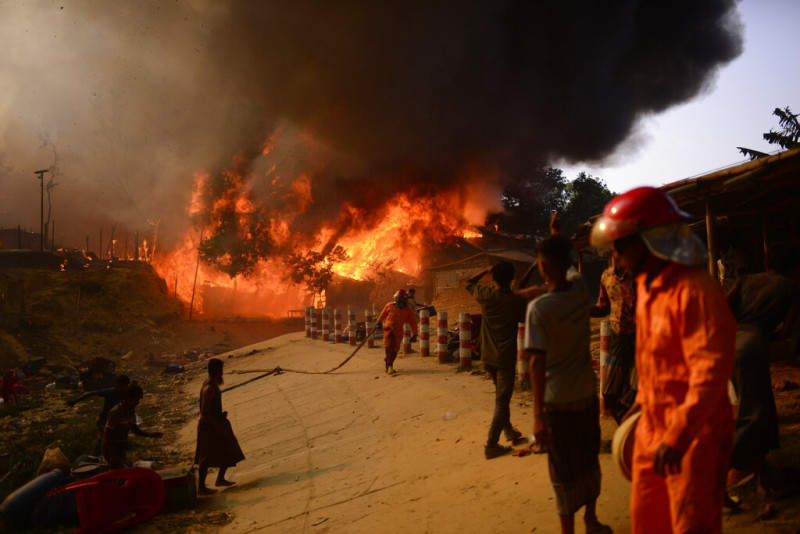 Μπανγκλαντές: Πυρκαγιά κατέστρεψε κατοικίες σε καταυλισμό προσφύγων Ροχίνγκια στο Cox's Bazar