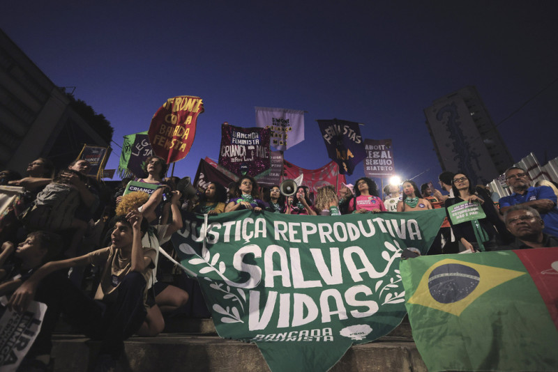 Βραζιλία: Xιλιάδες γυναίκες διαδηλώνουν εναντίον νόμου για την απαγόρευση της άμβλωσης