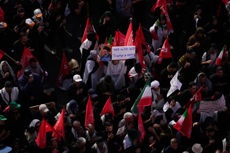 <blockquote class="twitter-tweet"><p lang="en" dir="ltr">Iranians unfurl chilling banner with Trump assassination threat at Ayatollah Khamenei's burial <a href="https://t.co/ag9N6jGX11">https://t.co/ag9N6jGX11</a> <a href="https://t.co/11TPBFW7rU">pic.twitter.com/11TPBFW7rU</a></p>&mdash; New York Post (@nypost) <a href="https://x.com/nypost/status/2075301587338064169?ref_src=twsrc%5Etfw">July 9, 2026</a></blockquote> <script async src="https://platform.x.com/widgets.js" charset="utf-8"></script>