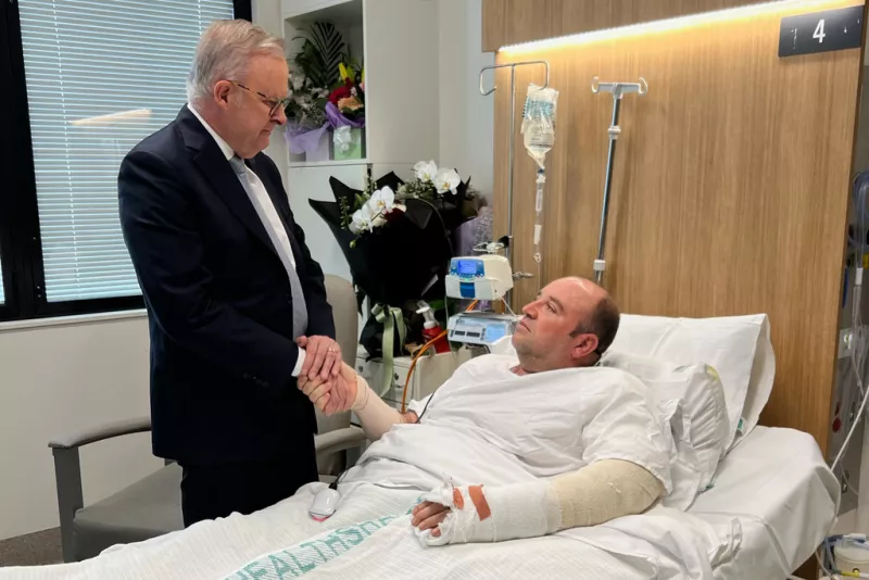 Anthony Albanese visita a Ahmed al Ahmed en el hospital St George de Sydney