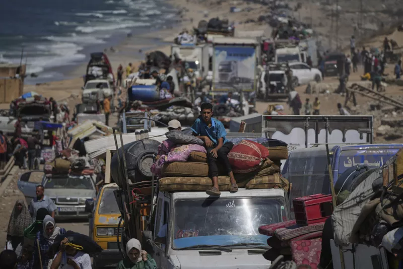 Displaced Palestinians flee Gaza City