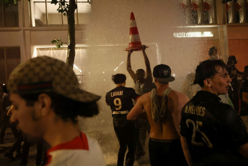 parisi επεισοδια