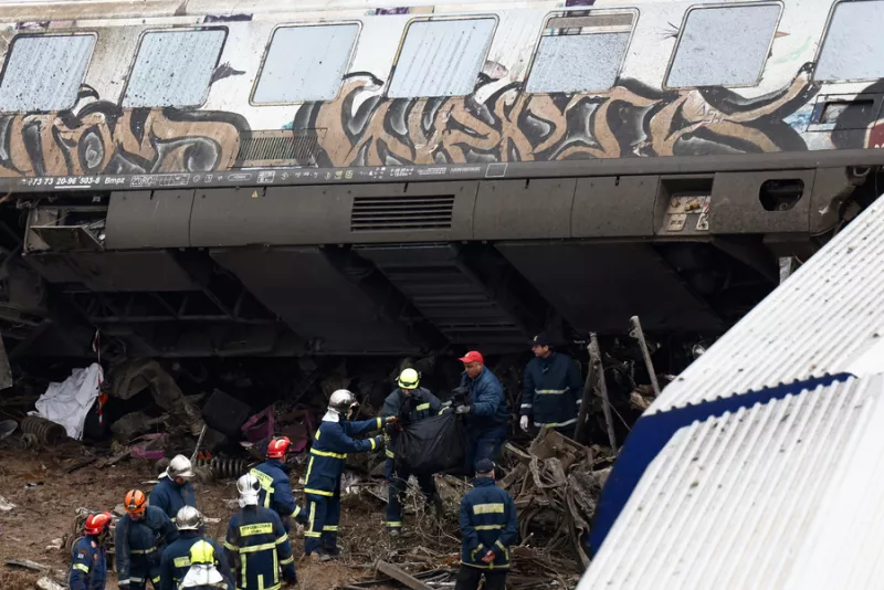 Σύγκρουση Τέμπη: Συγκλονίζουν οι εικόνες με το πρώτο φως της ημέρας - Φωτογραφίες