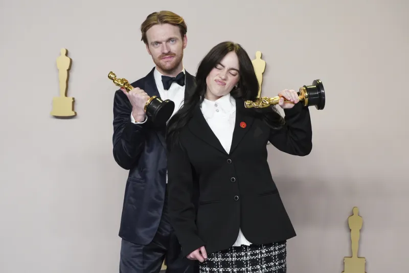 Η Billie Eilish με τον αδερφό της