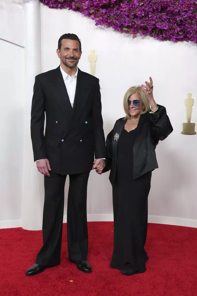 Ο Bradley Cooper με τη μητέρα του 