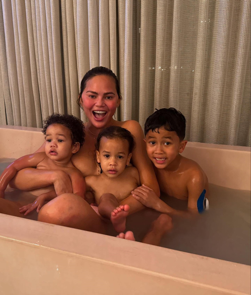 Chrissy Teigen: Την «έκραξαν» γιατί δημοσίευσε φωτογραφία να κάνει μπάνιο με τα παιδιά της