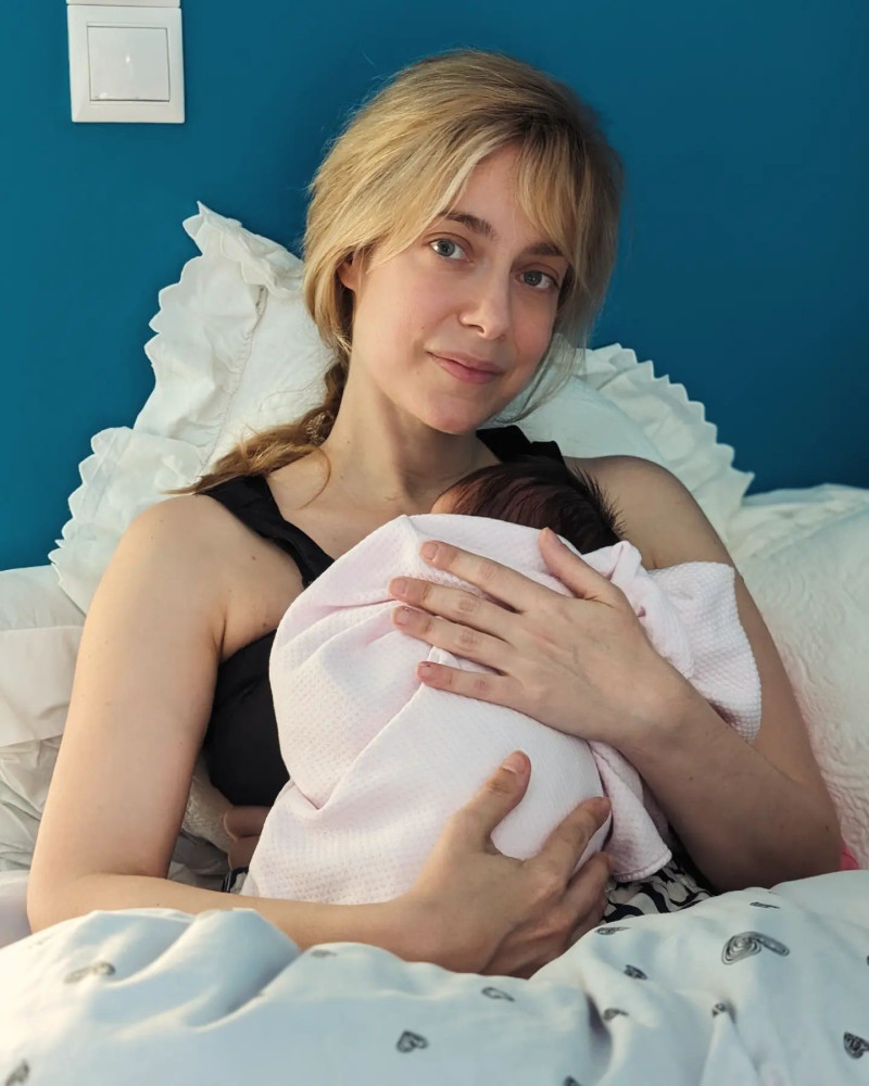 Η Ντάνη Γιαννακοπούλου με την νεογέννητη κόρη της