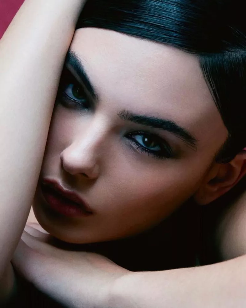 Η Deva Cassel