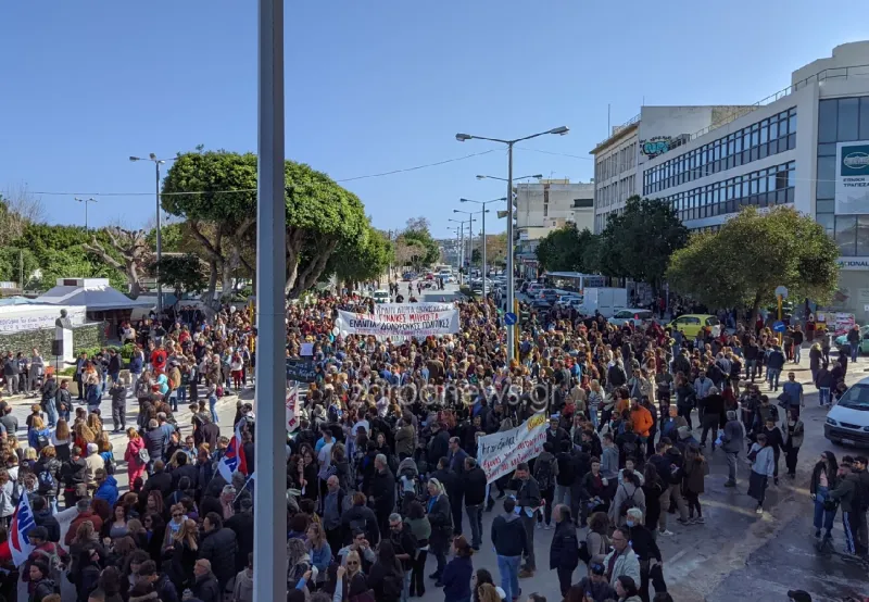 Χανιά: Μαθητές και φοιτητές στη διαμαρτυρία για την τραγωδία στα Τέμπη
