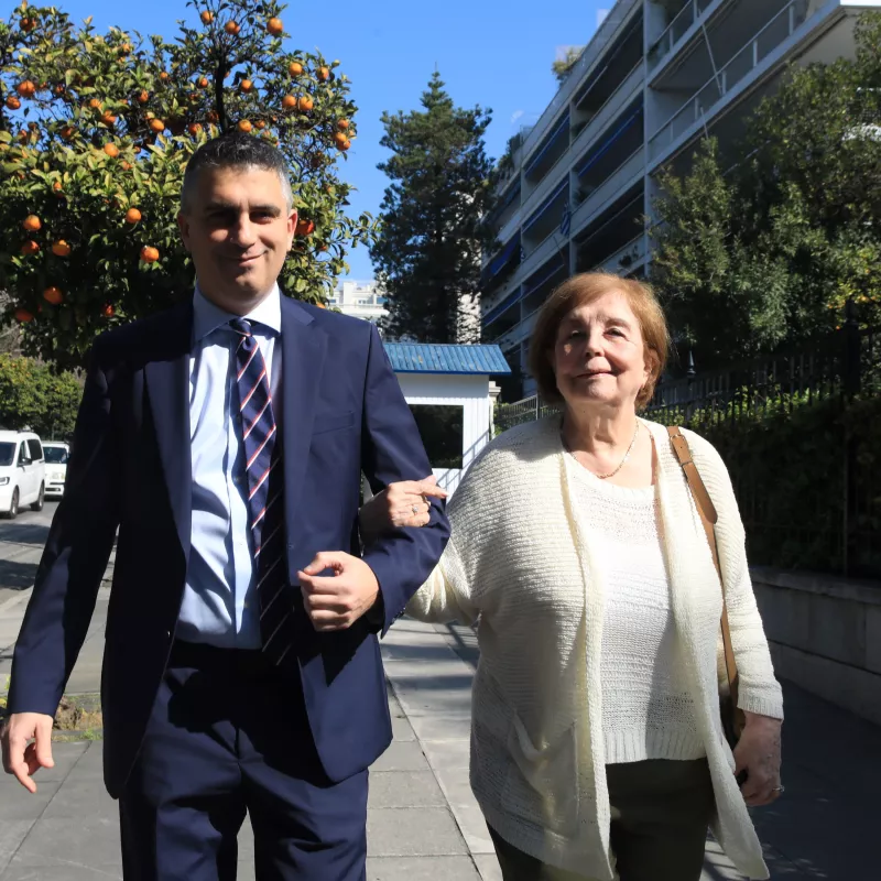Η τρυφερή εικόνα της ημέρας… Ο κ. Χρίστος Δήμας κατέφτασε στο Προεδρικό Μέγαρο συνοδευόμενος από τη μητέρα του