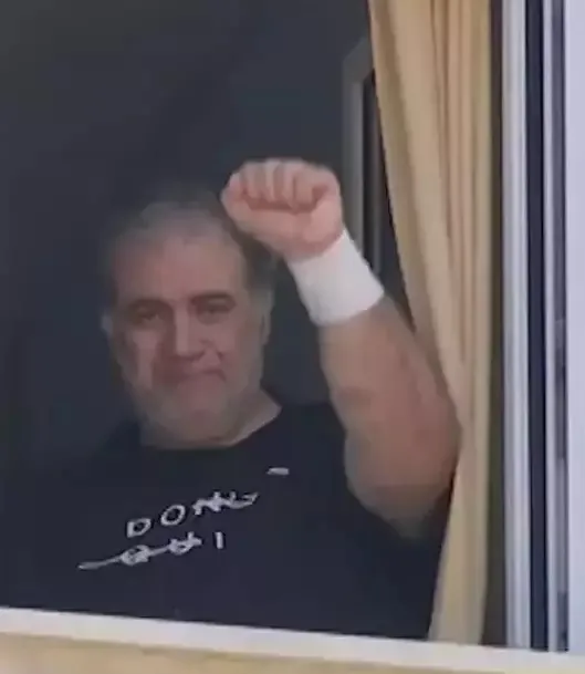 Ο Δημήτρης Σταρόβας στο δωμάτιο του νοσοκομείου