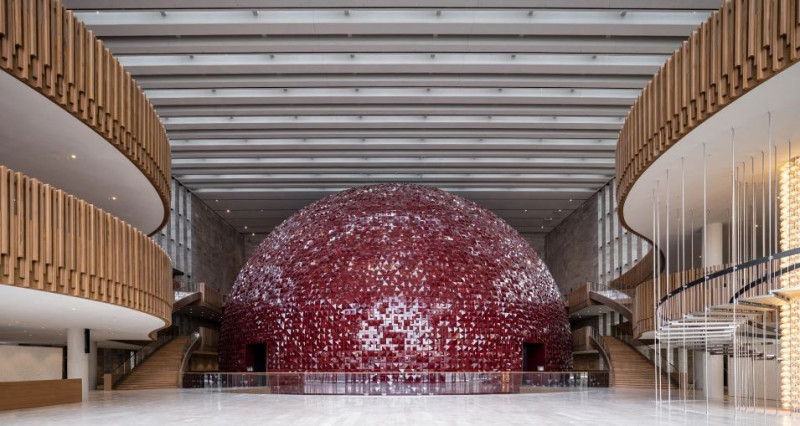 H σφαίρα με τα 15.000 κόκκινα χειροποίητα κεραμίδια στεγάζει την αίθουσα όπερας 2040 θέσεων