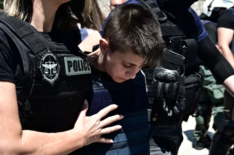 Στις φυλακές Κορυδαλλού η Ειρήνη Μουρτζούκου – Εικόνες και βίντεο από τη μεταγωγή της