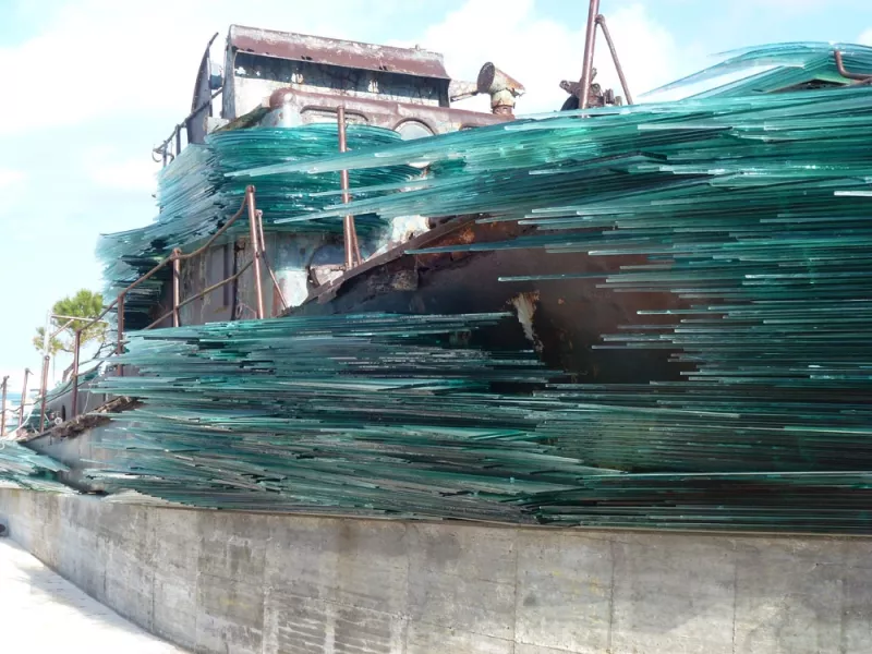 Το κουφάρι του αλβανικού πλοίου «Κater I Rades» ανελκύστηκε και μετουσιώθηκε σε έργο τέχνης από τον Κώστα Βαρώτσο