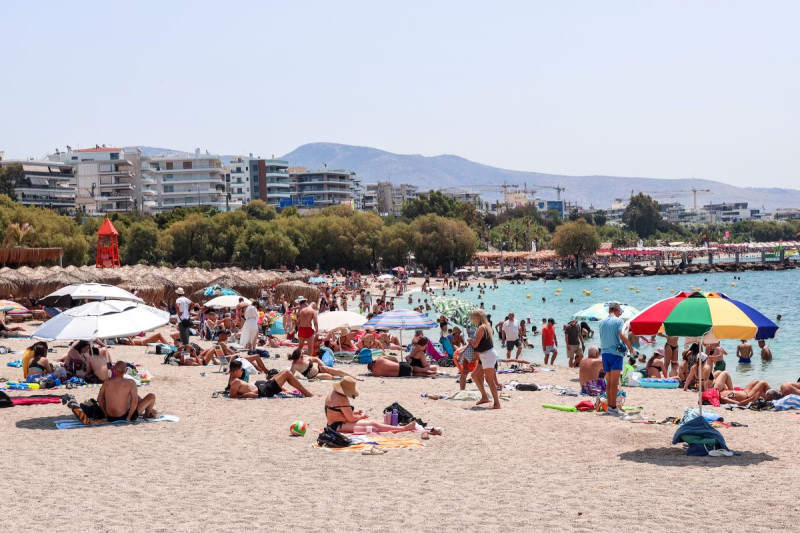 Γέμισαν οι παραλίες της Αττικής