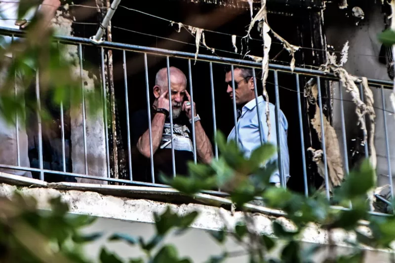 Αυτοψία από πραγματογνώμονες στο διαμέρισμα του Πέτρου Φιλιππίδη μετά την πυρκαγιά (Φωτογραφίες, Βίντεο)