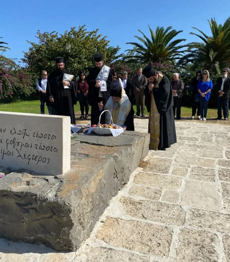Ο Αρχιεπίσκοπος Κρήτης γονατίζει στον τάφο του Καζαντζάκη
