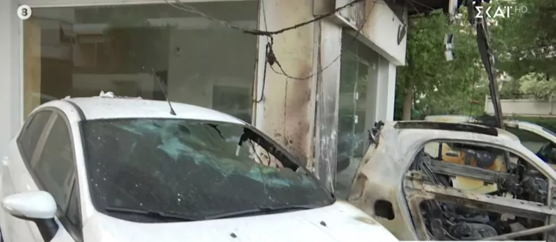 Καταστράφηκαν αυτοκίνητα.