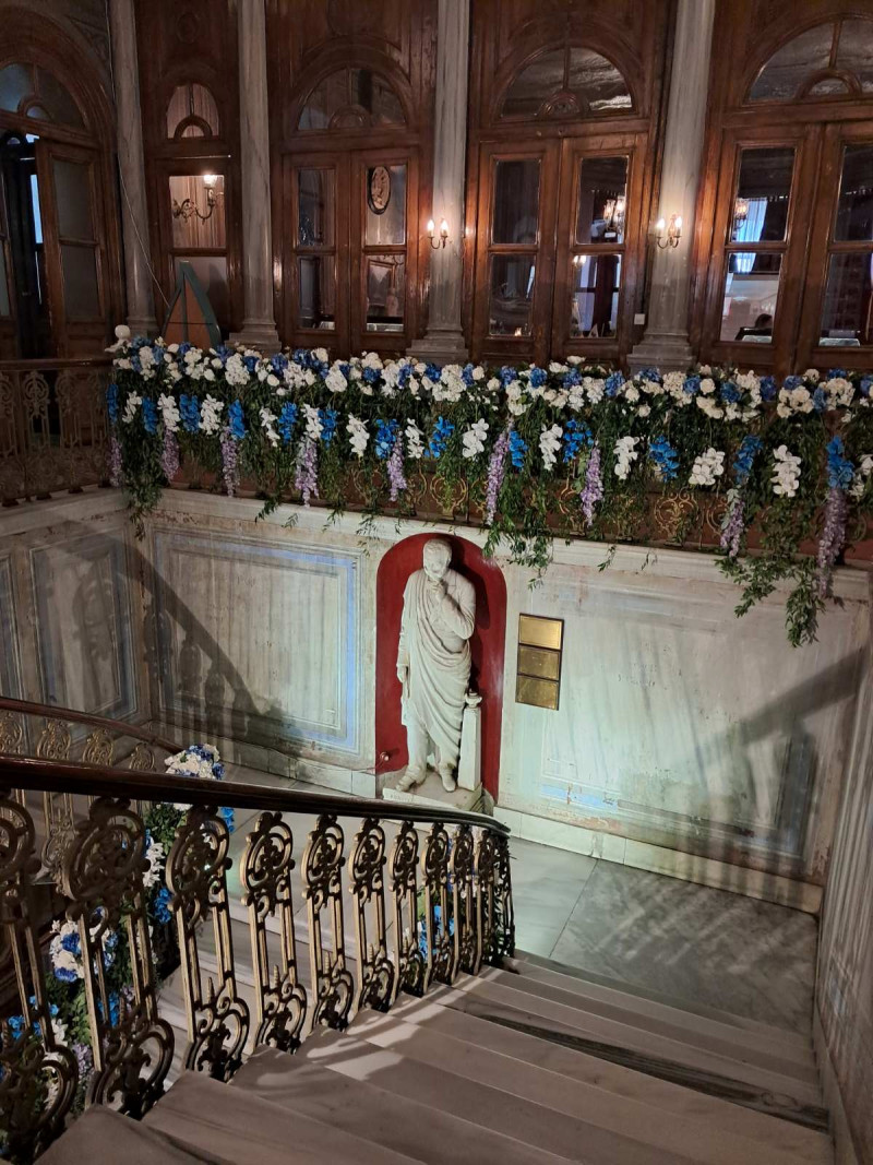 Ιστορική σκάλα με άγαλμα