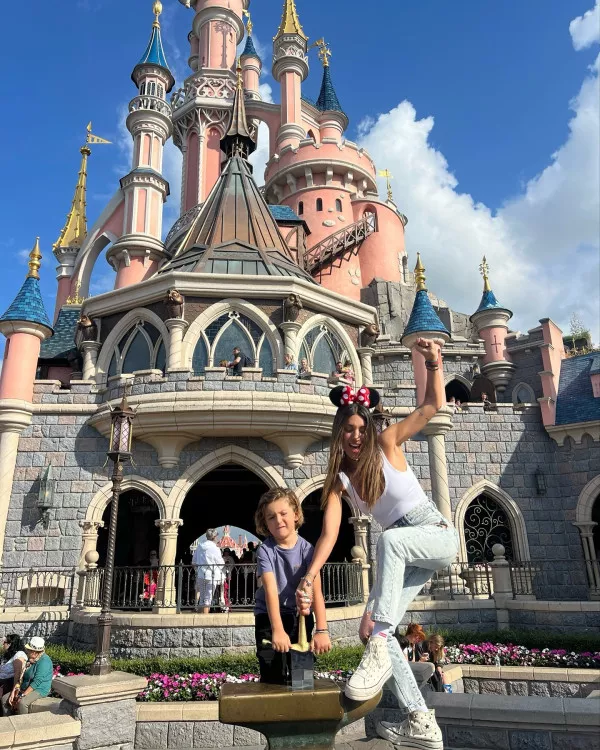 Η Φελίσια και ο γιος της στη Disneyland