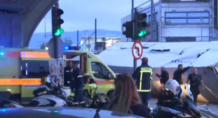 Φορτηγό έπεσε από τη γέφυρα στην Πέτρου Ράλλη στη Θηβών Φορτηγό έπεσε από τη γέφυρα στην Πέτρου Ράλλη στη Θηβών