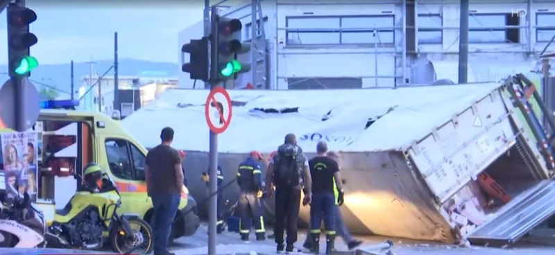 Φορτηγό στη Θηβών