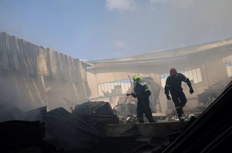 Μεγάλες καταστροφές στο εργοστάσιο που κάηκε στον Ασπρόπυργο.