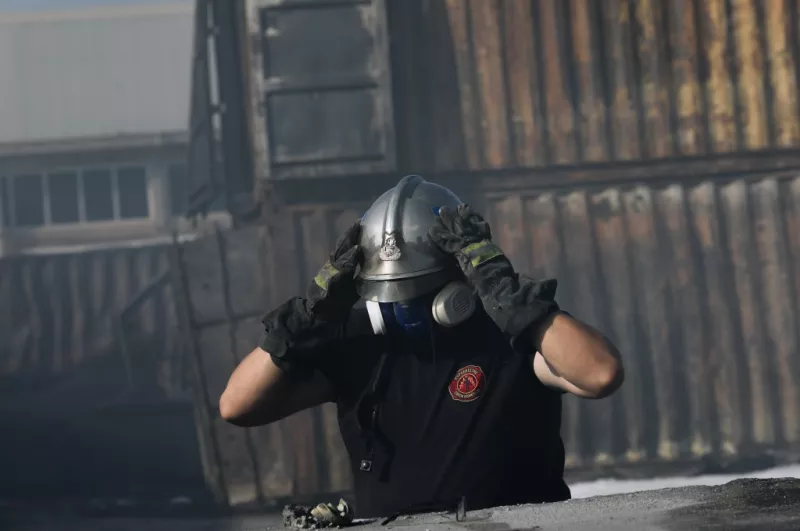 Μεγάλες καταστροφές στο εργοστάσιο που κάηκε στον Ασπρόπυργο.