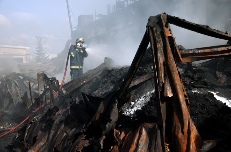 Μεγάλες καταστροφές στο εργοστάσιο που κάηκε στον Ασπρόπυργο.
