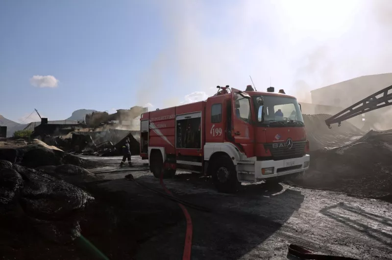 Μεγάλες καταστροφές στο εργοστάσιο που κάηκε στον Ασπρόπυργο.