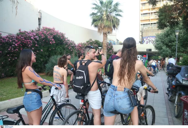 Γυμνή