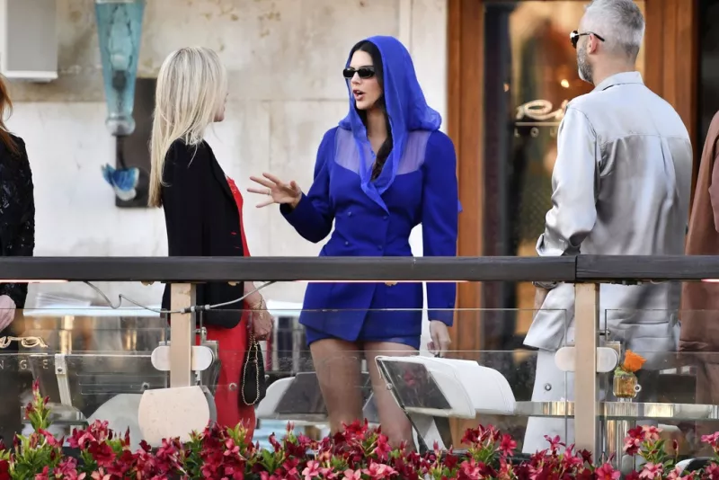 Η Τζένερ στα μπλε